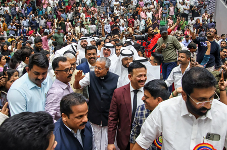 केरल के सीएम विजयन ने कुवैत में मलयाली संगठनों के प्रतिनिधियों से मुलाकात की केरल के सीएम विजयन ने कुवैत में मलयाली संगठनों के प्रतिनिधियों से मुलाकात की