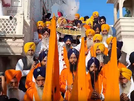 असम से शुरू हुआ पवित्र नगर कीर्तन पहुंचा श्री अकाल तख्त साहिब, पुष्पवर्षा से हुआ स्वागत असम से शुरू हुआ पवित्र नगर कीर्तन पहुंचा श्री अकाल तख्त साहिब, पुष्पवर्षा से हुआ स्वागत