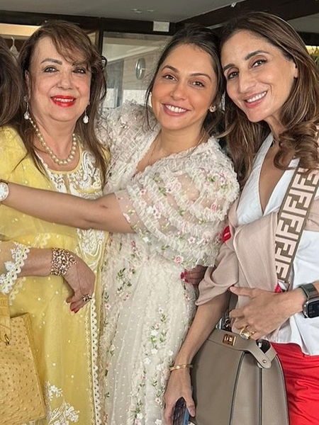 Isha Koppikar says 'Miss you deeply, Aunty Zarine' as she remembers Sussanne Khan's mother Isha Koppikar says 'Miss you deeply, Aunty Zarine' as she remembers Sussanne Khan's mother