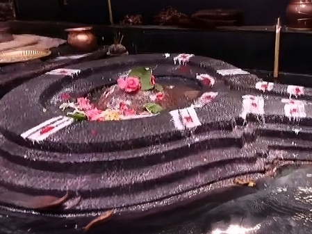 श्री बुग्गा रामलिंगेश्वर मंदिर  यहां एक साथ 12 ज्योतिर्लिंग विराजमान, चमत्कारी झरने से जलाभिषेक