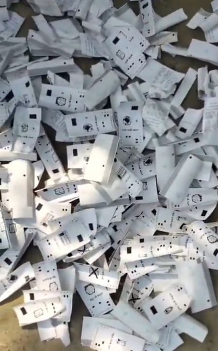 बिहार चुनाव समस्तीपुर में सड़क किनारे हजारों वीवीपैट पर्चियां मिलीं, जिला प्रशासन ने लिया एक्शन बिहार चुनाव समस्तीपुर में सड़क किनारे हजारों वीवीपैट पर्चियां मिलीं, जिला प्रशासन ने लिया एक्शन