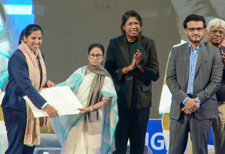 ऋचा घोष बंगाल सरकार ने बंग भूषण पुरस्कार और डीएसपी पद से नवाजा, कैब ने भेंट किया सोने का बल्ला ऋचा घोष बंगाल सरकार ने बंग भूषण पुरस्कार और डीएसपी पद से नवाजा, कैब ने भेंट किया सोने का बल्ला