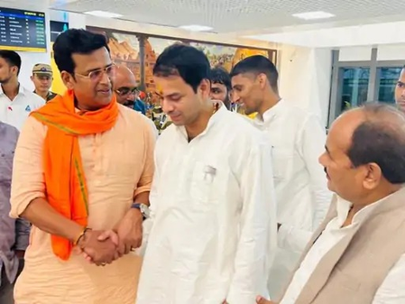 बिहार पटना एयरपोर्ट पर तेज प्रताप-रवि किशन की मुलाकात, अटकलें तेज बिहार पटना एयरपोर्ट पर तेज प्रताप-रवि किशन की मुलाकात, अटकलें तेज