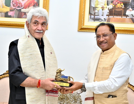 जम्मू-कश्मीर के एलजी मनोज सिन्हा ने मुख्यमंत्री विष्णुदेव साय से की मुलाकात जम्मू-कश्मीर के एलजी मनोज सिन्हा ने मुख्यमंत्री विष्णुदेव साय से की मुलाकात