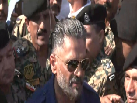 सुनील शेट्टी ने बढ़ाया बीएसएफ जवानों का हौसला, कहा- कश्मीर में जल्द शुरू होगी फिल्मों की शूटिंग सुनील शेट्टी ने बढ़ाया बीएसएफ जवानों का हौसला, कहा- कश्मीर में जल्द शुरू होगी फिल्मों की शूटिंग