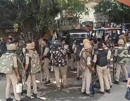बिहार विधानसभा चुनाव में 10 पुलिसकर्मी ड्यूटी से नदारद, कार्रवाई के आदेश जारी बिहार विधानसभा चुनाव में 10 पुलिसकर्मी ड्यूटी से नदारद, कार्रवाई के आदेश जारी