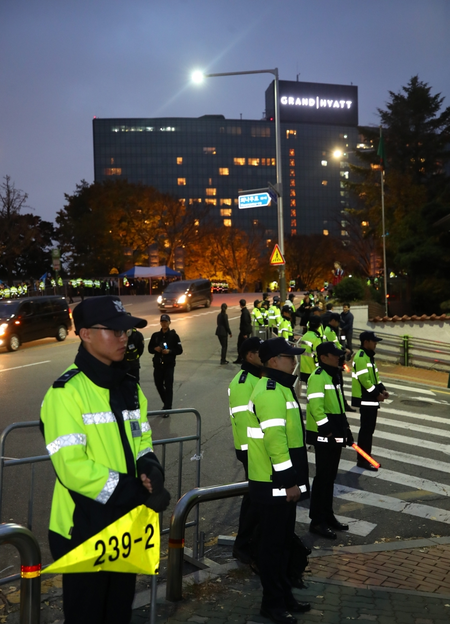 South Korea: No bomb found after online threat prompts moviegoers' evacuation in Seoul South Korea: No bomb found after online threat prompts moviegoers' evacuation in Seoul