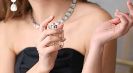 परफ्यूम हमेशा कलाई, गर्दन या कान के पीछे ही क्यों लगाया जाता है? जानिए वजह परफ्यूम हमेशा कलाई, गर्दन या कान के पीछे ही क्यों लगाया जाता है? जानिए वजह