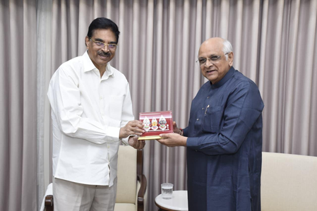 ओडिशा के राज्यपाल हरिबाबू कंभमपति ने गांधीनगर में सीएम भूपेंद्र पटेल का किया अभिनंदन ओडिशा के राज्यपाल हरिबाबू कंभमपति ने गांधीनगर में सीएम भूपेंद्र पटेल का किया अभिनंदन