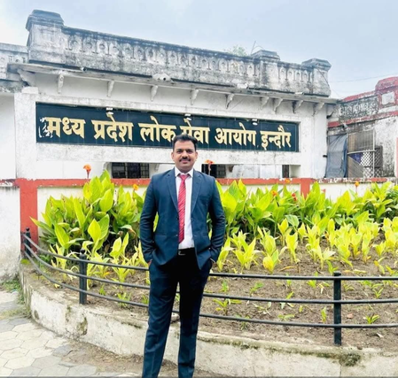 मध्य प्रदेश तीन असफल प्रयासों के बाद डिप्टी कलेक्टर बने पंकज परमार, पिता के सपने को किया पूरा मध्य प्रदेश तीन असफल प्रयासों के बाद डिप्टी कलेक्टर बने पंकज परमार, पिता के सपने को किया पूरा