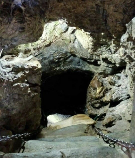 पाताल भुवनेश्वर मंदिर उत्तराखंड के पिथौरागढ़ में हैं स्वर्ग और नरक का द्वार, मुश्किलों को पार कर जाते हैं श्रद्धालु पाताल भुवनेश्वर मंदिर उत्तराखंड के पिथौरागढ़ में हैं स्वर्ग और नरक का द्वार, मुश्किलों को पार कर जाते हैं श्रद्धालु