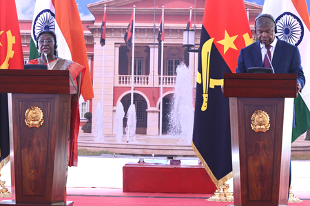 दो देशों की राजकीय यात्रा के तहत राष्ट्रपति द्रौपदी मुर्मू पहुंचीं अंगोला, कई महत्वपूर्ण मुद्दों पर चर्चा की दो देशों की राजकीय यात्रा के तहत राष्ट्रपति द्रौपदी मुर्मू पहुंचीं अंगोला, कई महत्वपूर्ण मुद्दों पर चर्चा की