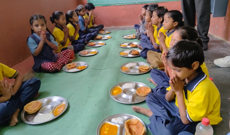 पीएम पोषण आहार योजना दमोह के बच्चों को मिल रही पौष्टिक और स्वादिष्ट थाली पीएम पोषण आहार योजना दमोह के बच्चों को मिल रही पौष्टिक और स्वादिष्ट थाली