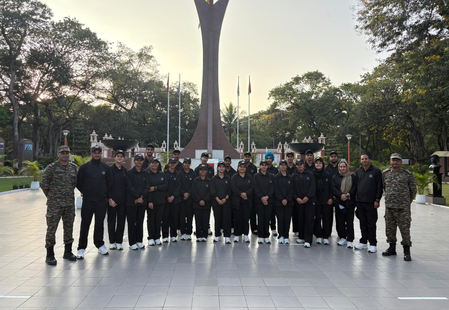 जम्मू-कश्मीर के सीमावर्ती इलाकों से आए छात्र कर रहे सैन्य संस्थानों की यात्रा जम्मू-कश्मीर के सीमावर्ती इलाकों से आए छात्र कर रहे सैन्य संस्थानों की यात्रा