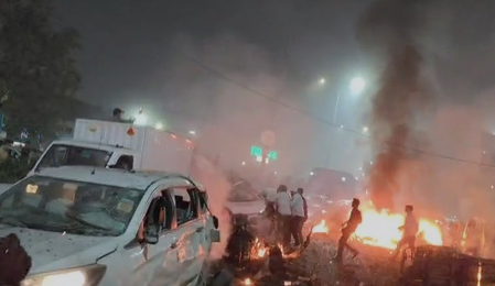 नई दिल्ली  लाल किले के पास कार में धमाका, तीन गाड़ियों में लगी आग