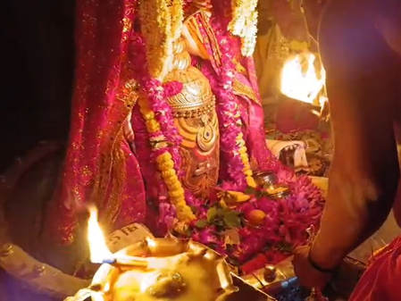 बाबा महाकाल ने दिया त्रिपुंड-चंद्रमा वाले मनमोहक स्वरुप में दर्शन, भक्तों ने लगाए हर-हर महादेव के जयकारे