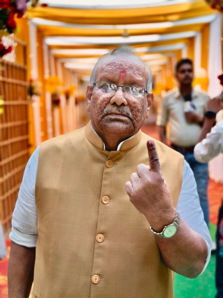 बिहार चुनाव पूर्व उप मुख्यमंत्री तारकिशोर प्रसाद और सांसद पप्पू यादव ने किया मतदान