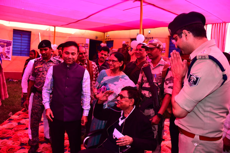 बिहार चुनाव बूथों पर दिखी मतदाताओं की लंबी कतार, ऑक्सीजन सपोर्ट में जीवन गुजार रहे शख्स ने डाला वोट