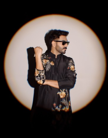 अपारशक्ति खुराना को पसंद है शादी का मौसम, शेयर की खास तस्वीर