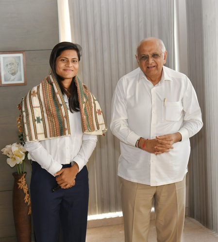 गुजरात के सीएम भूपेंद्र पटेल ने राधा यादव से की मुलाकात, उज्जवल भविष्य की कामना की