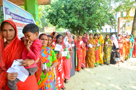 बिहार चुनाव  बगहा में जीविका दीदियों के कथित प्रचार वीडियो का जिला प्रशासन ने लिया संज्ञान