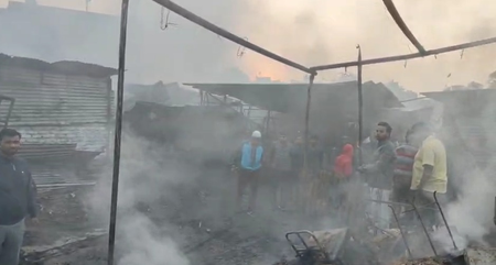 कानपुर के बाकरगंज बाजार में भीषण आग, सैकड़ों दुकानें जलकर खाक, दुकानदारों को भारी नुकसान