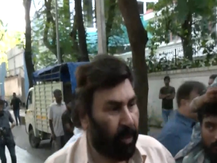 अस्पताल से डिस्चार्ज होने के बाद धर्मेंद्र से मिलने पहुंचे गुड्डू धनोआ, दिया हेल्थ अपडेट