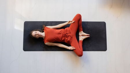 सुप्त भद्रासन दिलाएगा अनिद्रा, चिड़चिड़ापन और पीरियड क्रैंप से राहत