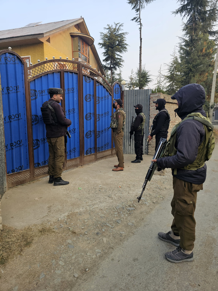 जम्मू-कश्मीर में आतंकवाद की कमर तोड़ने वाला एक्शन, सुरक्षाबलों ने छापे के बाद हिरासत में लिए कई संदिग्ध