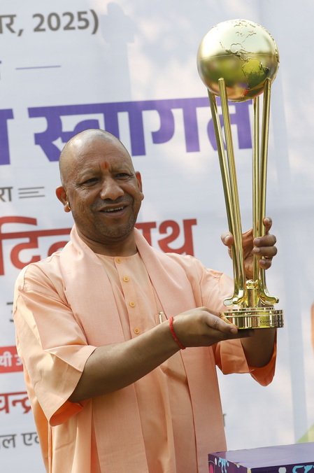 सीएम योगी ने एफआईएच हॉकी विश्वकप की ट्रॉफी का किया स्वागत, कहा- प्रदेशवासियों के लिए आह्लादित होने का क्षण