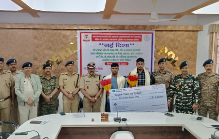 झारखंड के लातेहार में पांच लाख के इनामी ब्रजेश यादव सहित दो उग्रवादियों ने किया आत्मसमर्पण