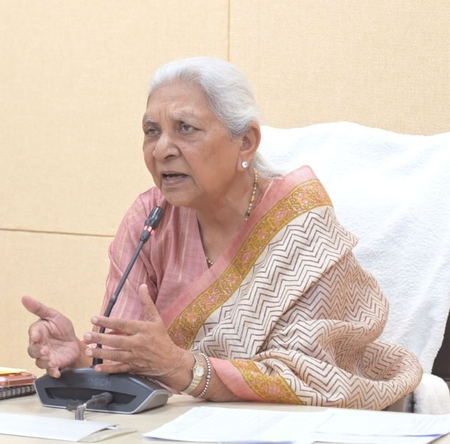 शिक्षक सिर्फ पढ़ाने तक सीमित न रहें, बल्कि समाज से भी जुड़ें राज्यपाल आनंदीबेन पटेल