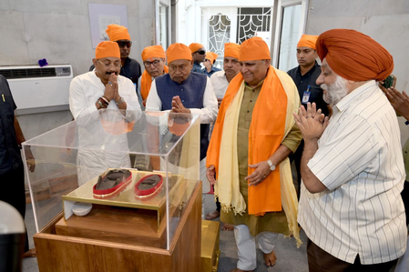 पटना  सीएम नीतीश कुमार ने तख्त श्री हरमंदिर साहिब में टेका मत्था, सुख-शांति की कामना की