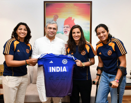 केंद्रीय मंत्री अश्विनी वैष्णव ने विश्व चैंपियन खिलाड़ियों स्नेह राणा, रेणुका ठाकुर और प्रतीका रावल से मुलाकात की