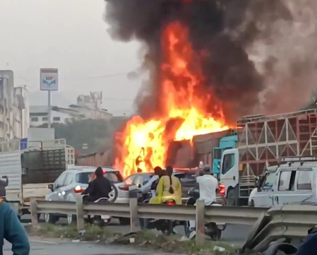 पुणे-बेंगलुरु हाईवे पर भीषण सड़क हादसा; 8 की मौत, कई वाहन जलकर खाक