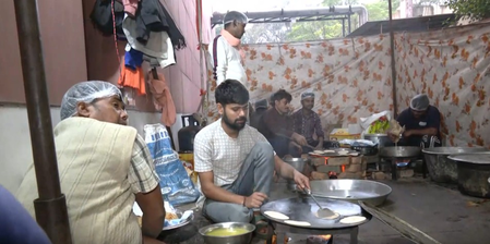 बिहार में काउंटिंग के बीच दिल्ली के भाजपा कार्यालय में बन रहे पकवान