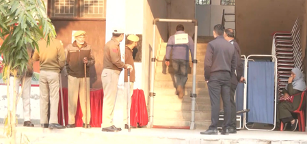 उपचुनाव  जम्मू-कश्मीर के नगरोटा और बडगाम में मतगणना जारी, नेशनल कॉन्फ्रेंस और भाजपा के बीच कड़ी टक्कर