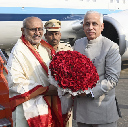 उपराष्ट्रपति सीपी राधाकृष्णन विशाखापत्तनम पहुंचे, राज्यपाल अब्दुल नजीर ने स्वागत किया उपराष्ट्रपति सीपी राधाकृष्णन विशाखापत्तनम पहुंचे, राज्यपाल अब्दुल नजीर ने स्वागत किया