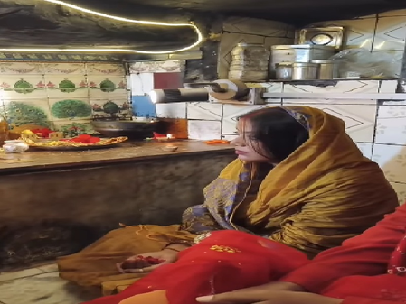 बिहार में चुनाव नतीजों से पहले ज्योति सिंह माता रानी के दर पहुंचीं, मांगा जीत का आशीर्वाद बिहार में चुनाव नतीजों से पहले ज्योति सिंह माता रानी के दर पहुंचीं, मांगा जीत का आशीर्वाद