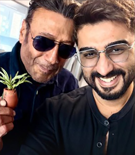 <div>Arjun Kapoor delighted to fly with his 'favourite person', Jackie Shroff, shares an airport selfie</div>