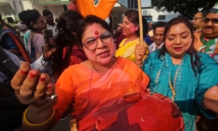 पटना में जदयू कार्यालय के बाहर जमकर नाचीं महिलाएं, बोलीं-अब सिर्फ विकास की गंगा बहेगी