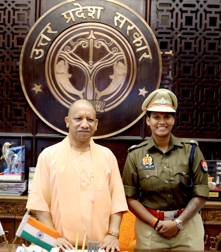 विश्व कप जीत के बाद सीएम योगी आदित्यनाथ से दीप्ति शर्मा की मुलाकात विश्व कप जीत के बाद सीएम योगी आदित्यनाथ से दीप्ति शर्मा की मुलाकात