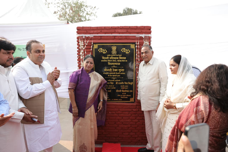 सीएम रेखा गुप्‍ता ने 50 इलेक्ट्रिक बसों को हरी झंडी दिखाई, स्वचालित वाहन परीक्षण स्टेशन की रखी आधारशिला