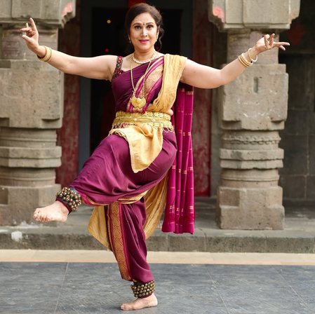 मीनाक्षी शेषाद्री करियर के शिखर पर पहुंचकर स्टारडम के शोर से दूर हो गई दामिनी, अब टेक्सास में सिखाती हैं नृत्य मीनाक्षी शेषाद्री करियर के शिखर पर पहुंचकर स्टारडम के शोर से दूर हो गई दामिनी, अब टेक्सास में सिखाती हैं नृत्य