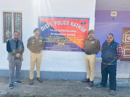 जम्मू-कश्मीर पुलिस ने ड्रग तस्कर की लाखों की अचल संपत्ति कुर्क की जम्मू-कश्मीर पुलिस ने ड्रग तस्कर की लाखों की अचल संपत्ति कुर्क की