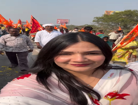 वृंदावन में संतों का आशीर्वाद लेने पहुंचीं सिंगर स्वाति मिश्रा, बाबा बागेश्वर की सनातन पदयात्रा में हुईं शामिल वृंदावन में संतों का आशीर्वाद लेने पहुंचीं सिंगर स्वाति मिश्रा, बाबा बागेश्वर की सनातन पदयात्रा में हुईं शामिल