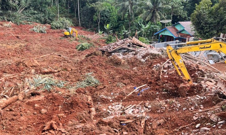 इंडोनेशिया के मध्य जावा में भूस्खलन से तबाही 11 की मौत, बचाव दल बोला 12 अब भी लापता इंडोनेशिया के मध्य जावा में भूस्खलन से तबाही 11 की मौत, बचाव दल बोला 12 अब भी लापता