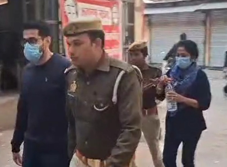 यूपी के बहराइच में नेपाल के रास्ते घुसपैठ कर रहे 2 विदेशी नागरिक गिरफ्तार यूपी के बहराइच में नेपाल के रास्ते घुसपैठ कर रहे 2 विदेशी नागरिक गिरफ्तार