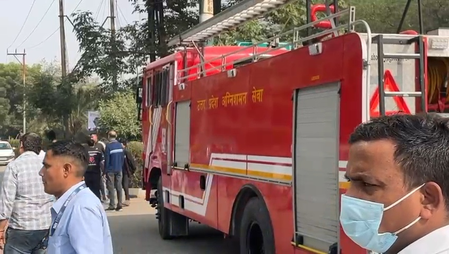 नोएडा में आईजीएल गैस पाइपलाइन लीक, बड़ा हादसा टला नोएडा में आईजीएल गैस पाइपलाइन लीक, बड़ा हादसा टला