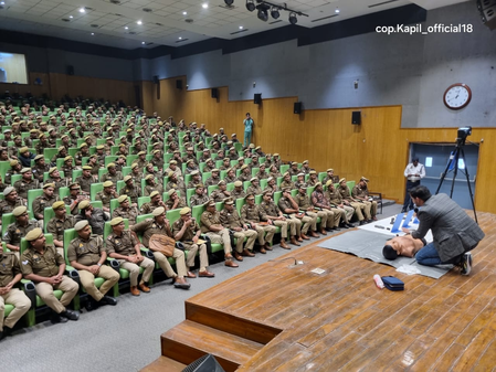 नोएडा पुलिस ने बढ़ाया सड़क सुरक्षा पर फोकस, सीपीआर एवं लाइफ-सेविंग प्रशिक्षण आयोजित नोएडा पुलिस ने बढ़ाया सड़क सुरक्षा पर फोकस, सीपीआर एवं लाइफ-सेविंग प्रशिक्षण आयोजित